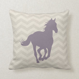 Coussin Crème de gris de lavande de motif de Chevron de