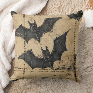 Coussin Crème Denim Grunge Patchwork avec chauves-souris