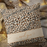 Coussin Crème Empreinte de léopard animale Noir Tan Person<br><div class="desc">coussin Empreinte de léopard. Design poster de animal tendance et toujours populaire en crème,  noir et bronzé,  de part et d'autre et personnalisée avec votre nom sur le devant.</div>