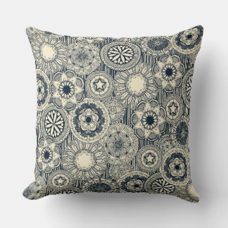 Coussin crème indigo du cirque de mandala
