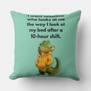 Coussin Crocodile drôle en sweat à capuche jaune sur fond 