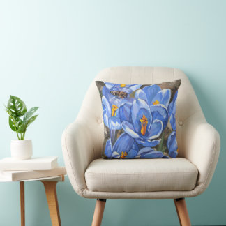 Coussin Crocus bleus et une abeille