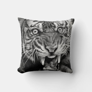 Coussin Croquis d'un tigre sauvage en noir et blanc, white