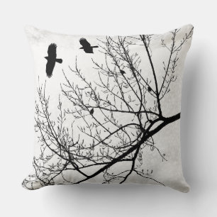 Coussin Crow d'oiseaux noirs et blancs et silhouette d'arb