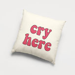 Coussin Cry ici drôle rétro<br><div class="desc">Pleure ici ! Une collection de coussins drôles,  mignons et amusants,  à offrir comme cadeau de ménage,  ou pour votre intérieur. Entièrement personnalisable : vous pouvez modifier la couleur du texte et de l'arrière - plan comme vous le souhaitez.</div>