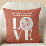 Coussin Custom We Love You Dad Fête des pères photo<br><div class="desc">This We Love You Dad Photo Coussin est décoré avec le mot LOVE dans la typographie blanche sur un arrière - plan rouille. Facilement personnalisable avec votre photo et votre nom. Fait un grand cadeau de Fête des pères.</div>