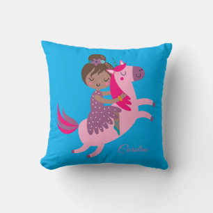 Coussin Cute Brunette Haired Girl Riding sur un Thro Unico