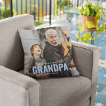 Coussin Cute Custom Photo Keepsaké GRANDPA cadeau<br><div class="desc">Coussin photo personnalisée moderne avec le texte "Il n'y a personne qui ressemble à GRANDPA" avec une combinaison de script et sans typographie et un petit coeur mignon. Personnalisez avec le nom de qui il vient. Ce coussin travaillait pour (grand-mère, mère, père, soeur, etc). Un précieux cadeau de saké pour...</div>