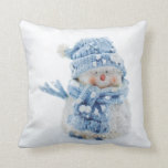 Coussin Cute Snowman au photographe de Christmas<br><div class="desc">Coussin avec une jolie photo d'un petit bonhomme de neige. Debout dehors en hiver avec de la neige qui tombe tout autour. Ce mignon petit gars est habillé en casquette tricoté bleu et foulard.</div>