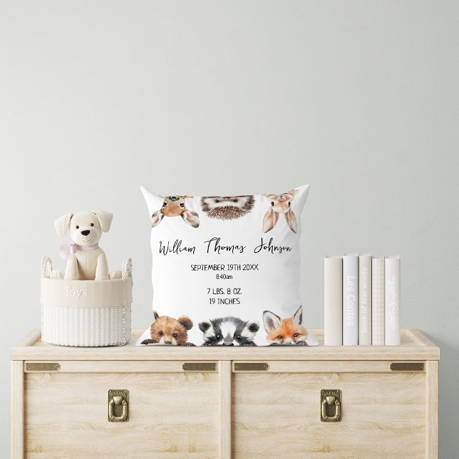 Coussin Cute Woodland Animals Baby Birth Stats (Cute Woodland Animals Baby Birth Stats Throw Pillow)