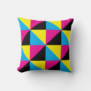 Coussin cyan magenta jaune triangle noir jeu