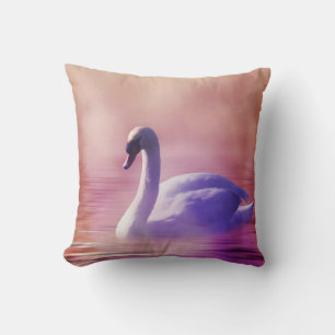 Coussin Cygne blanc flottant sur un lac brumeux