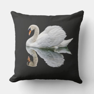Coussin Cygne blanc sur arrière - plan noir