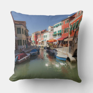 Coussin Cygnes dans un canal, île de Burano, Venise, Itali