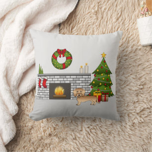 Coussin Dachshund à poil dur blé dans une salle de Noël