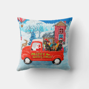 Coussin Dachshund dans un camion de livraison de Noël sous
