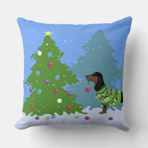 Coussin Dachshund Décorer l'arbre de Noël dans la forêt