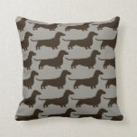 Coussin Dachshunds Wiener Dogs Motif Fun Doxie Lover<br><div class="desc">Mettez à jour votre espace avec ce chien plus wiener amusant motif décoratif jetez oreiller. Disponible dans des choix de couleurs assortis, ce coussin ajoute un accent décoratif mignon à votre canapé ou lit. Fait un cadeau réfléchi à quelqu'un qui aime les Dachshunds aux cheveux courts. Visitez le Doodle World...</div>