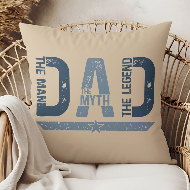 Coussin "DAD The Man Mith Legend" Fête des pères Cadeau ("DAD The Man Mith Legend" Father's Day Gift Throw Pillow in a boho rattan armchair)