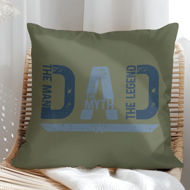 Coussin "DAD The Man Mith Legend" Fête des pères Cadeau ("DAD The Man Mith Legend" Father's Day Gift Throw Pillow in a sunny neutral rattan arm chair)
