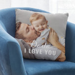 Coussin Dada I Love You Custom Fête des pères Photo<br><div class="desc">Le coussin photo personnalisé comprend deux photos de famille préférées des enfants (avant et arrière) avec un message spécial "Dada,  I / We love you" en style blanc élégant qui peut être personnalisé avec votre libellé préféré. Un beau cadeau pour papa cette Fête des pères !</div>