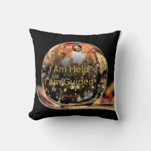 Coussin d'affirmation Tenu dans la Lumière – Un No