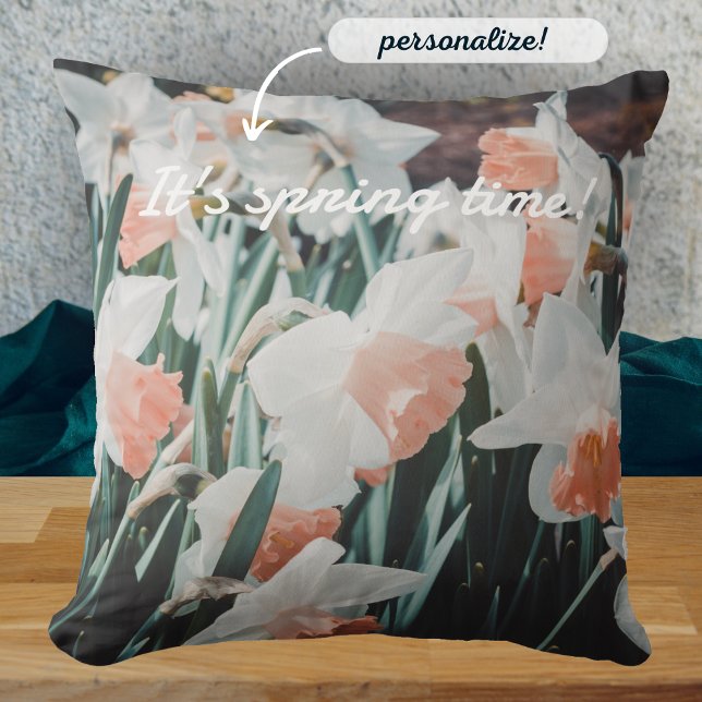 Coussin Daffodiles d'orange blanc dans le jardin de printe (Créateur téléchargé)