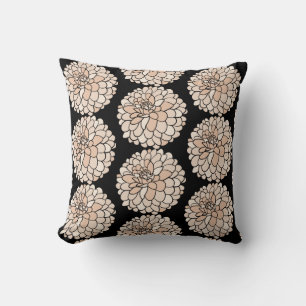 Coussin Dahlias roses sur arrière - plan noir