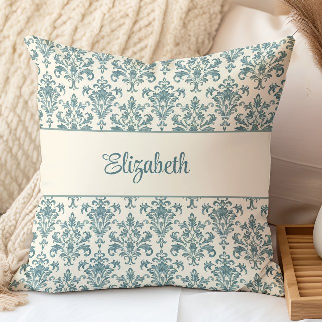 Coussin Damas Vintage bleu et crème (Blue and Cream Vintage Damask Throw Pillow in a neutral boho bedroom.)