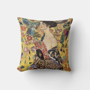 Coussin Dame avec un éventail par Gustav Klimt