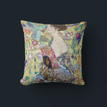 Coussin Dame avec un ventilateur, Gustav Klimt<br><div class="desc">Gustav Klimt (14 juillet 1862 - 6 février 1918) était un peintre symboliste autrichien et l'un des membres les plus importants du mouvement de sécession de Vienne. Klimt est réputé pour ses peintures, ses peintures murales, ses croquis et autres objets d'art. En plus de ses oeuvres figuratives, qui comprennent des...</div>