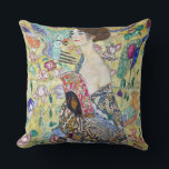 Coussin Dame avec un ventilateur, Gustav Klimt<br><div class="desc">Gustav Klimt (14 juillet 1862 - 6 février 1918) était un peintre symboliste autrichien et l'un des membres les plus importants du mouvement de sécession de Vienne. Klimt est réputé pour ses peintures, ses peintures murales, ses croquis et autres objets d'art. En plus de ses oeuvres figuratives, qui comprennent des...</div>