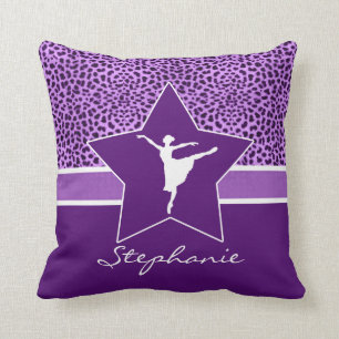 Coussin Danseur dans la copie pourpre de guépard avec le