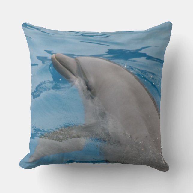 Coussin Dauphin nageant gracieusement dans de l'eau bleue  (Recto)
