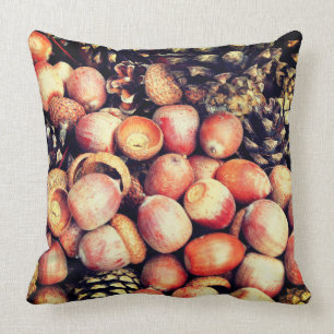 Coussin d'automne avec une photo des cônes et des