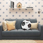 Coussin de balle de football noir et blanc personn<br><div class="desc">Le thème sportif autour du coussin fait dans un look de ballon de football noir et blanc. Personnalisez le texte gris foncé,  sur le devant du coussin,  pour vous-même ou comme une excellente idée cadeau.</div>