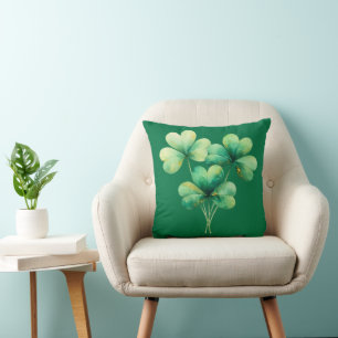 Coussin de bouquet de trèfle lié avec des paillet
