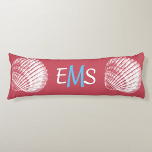 Coussin de corps de monogramme de coquilles de mer