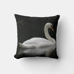 Coussin de cygne blanc gracieux