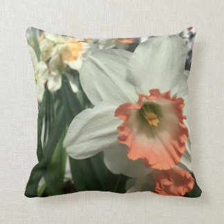 Coussin de fleur orange et blanche