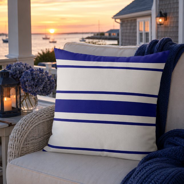 Coussin de jet à rayures bleues côtières (Classic blue striped throw pillow bringing timeless Cape Cod charm to elegant coastal living.)