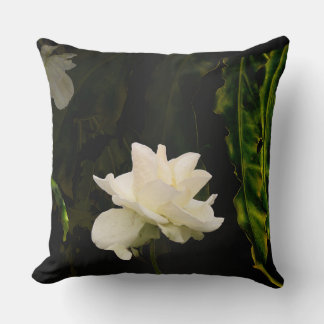 Coussin de jet chic fleur rose blanche