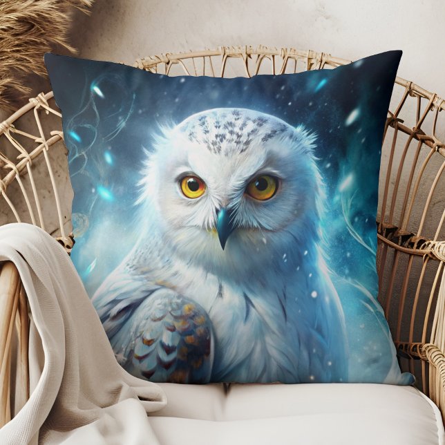 Coussin de jet magique d'hiver de la chouette blan (Winter Magic Snowy Owl Mystic Blue Throw Pillow in a boho rattan armchair.)