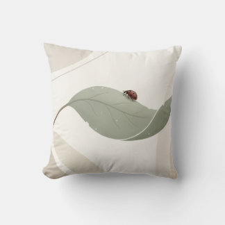 Coussin de jet minimaliste coccinelle sur feuille