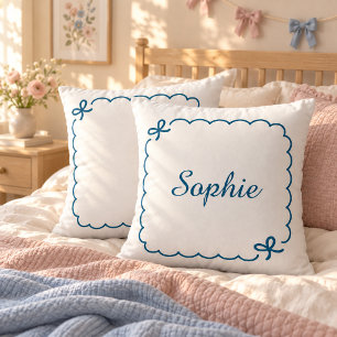 Coussin de jet neutre à nœud papillon et nom perso
