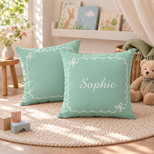 Coussin de jeté neutre à bordure festonnée avec no