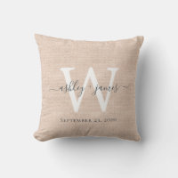 Coussin de mariage en lin blanc monogrammé rose
