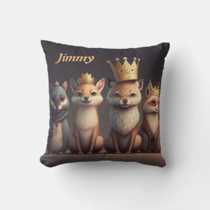 Coussin De mignons animaux sauvages portant des couronnes