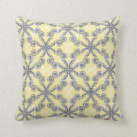 Coussin de motif de Scrollwork de jaune et de bleu