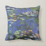 Coussin de nénuphars de Monet<br><div class="desc">Les NÉNUPHARS de MONET ceci est un détail de l'eau de Claude Monet peignant lilly, "Le Bassin Nympheas aux.", peint en 1919 dans son jardin chez Giverny, France.</div>